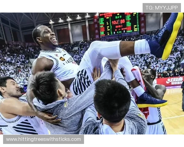 加里·特伦特突破拉开与对手差距 提升球队关键得分能力